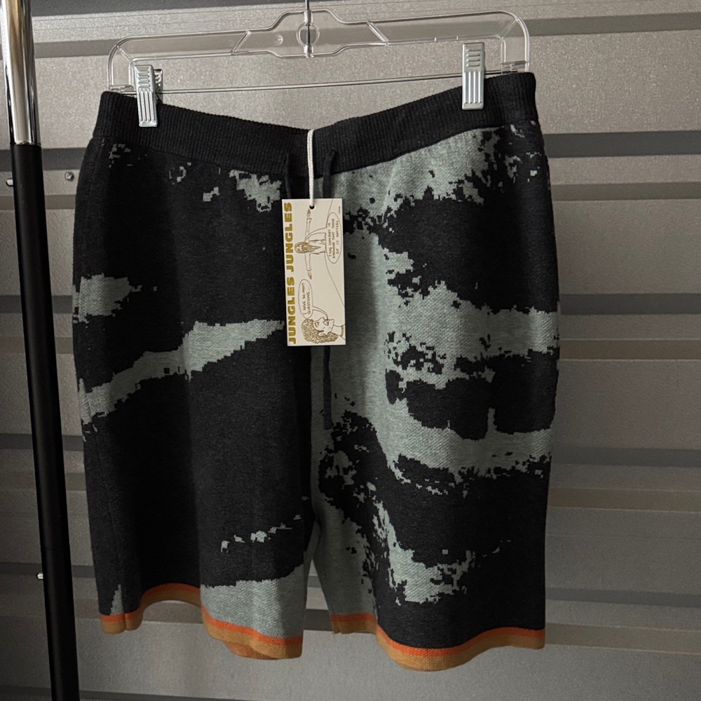 NWT!! JUNGLES JUNGLES SMILE HEAVY KNIT SHORTS, large